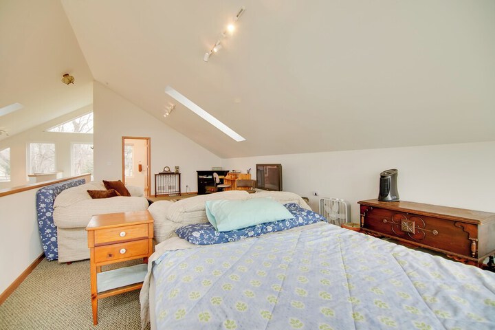 Twin Lakes Home - Walk to Lake Elizabeth!