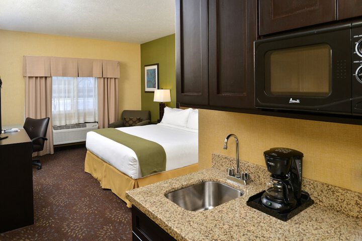 Holiday Inn Express Hotel & Suites Charlotte by IHG