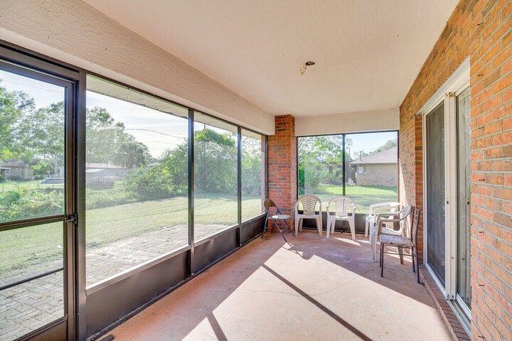 Sunny Palm Bay Home w / Screened Porch Near Beaches