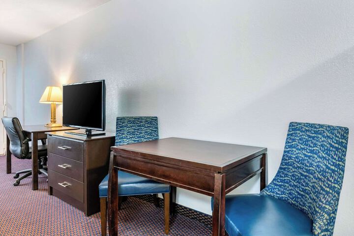 Room 16 of 40