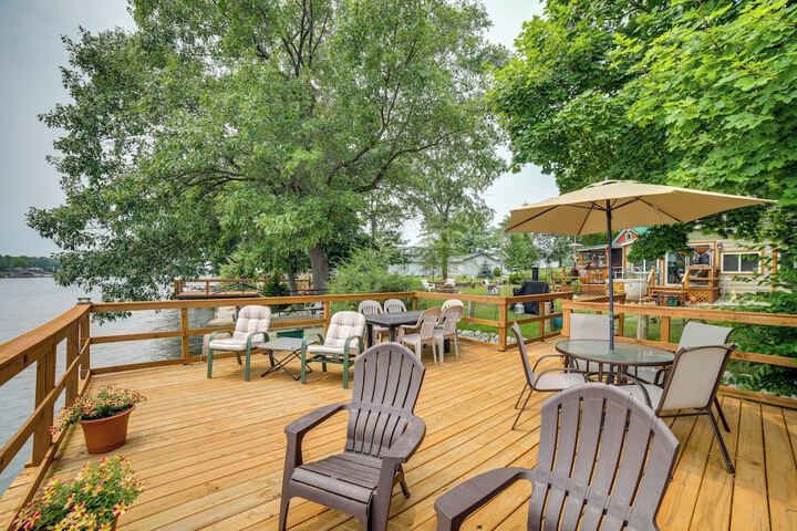 Lakefront Cottage w / Deck Near Indiana Beach!