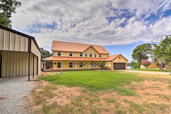Waterfront Lake Eufaula Home: Multi-level Balcony
