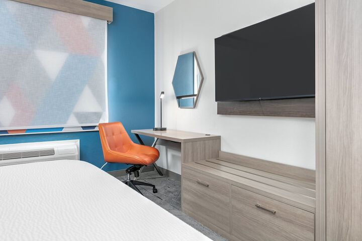 Holiday Inn Express Hotel & Suites Winnie by IHG