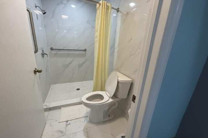 Room 6 of 11