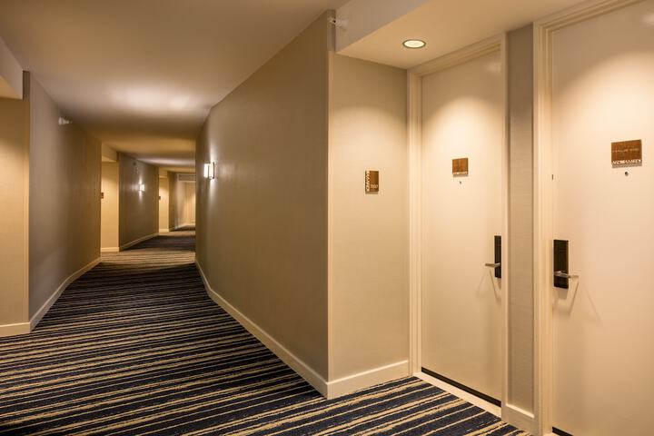 Ballroom/Hall 323 of 405