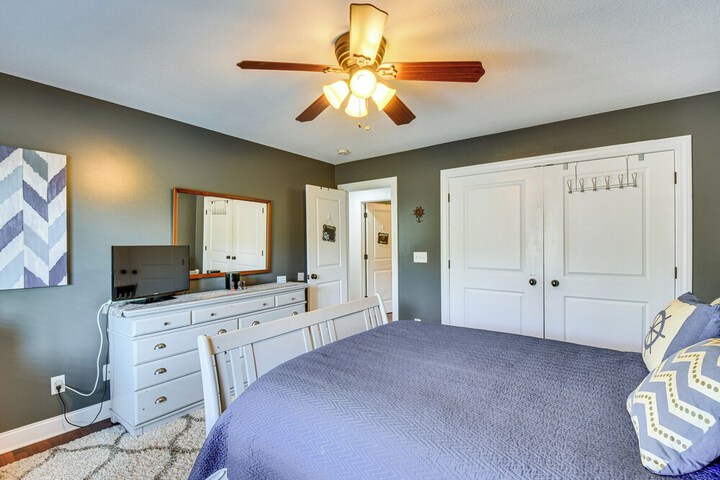 Waterfront Getaway w / Fire Pit + Game Room!