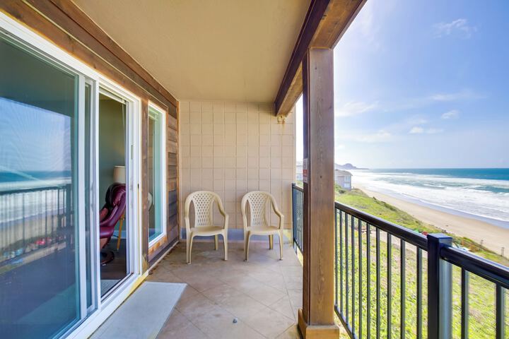 Comfortable Lincoln City Condo w / Patio & Views!