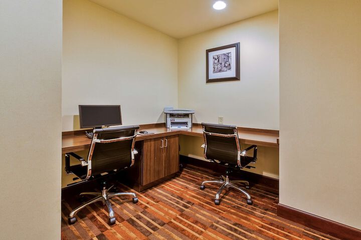 Business Center 57 of 59