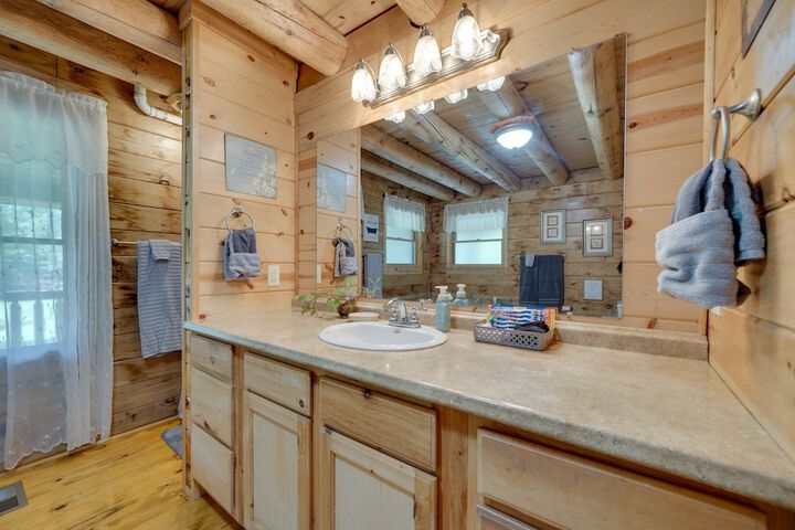Secluded Broken Bow Cabin w / Fire Pit and Deck!
