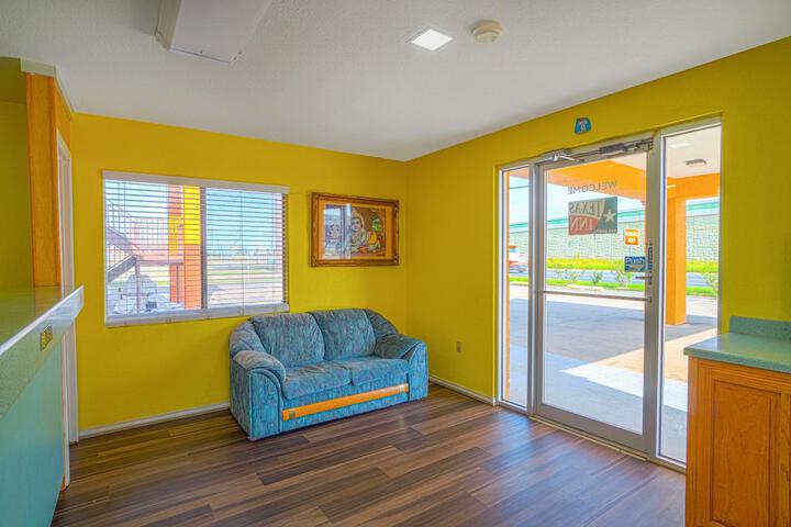 EXECUTIVE INN AND SUITES