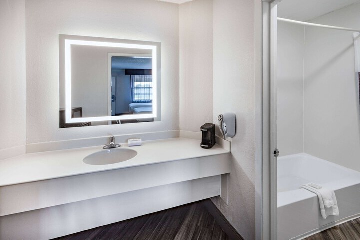 Room 48 of 65