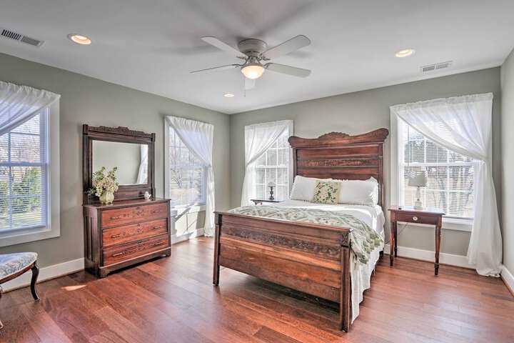 Morrisonville Manor w / Fire Pit & Hot Tub!