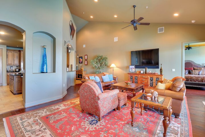 Top-floor Lake-view Condo w / Boat Dock Access