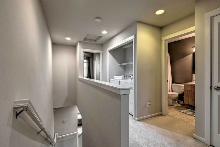 Walk to Local Shops & Eats! Quaint Issaquah Home