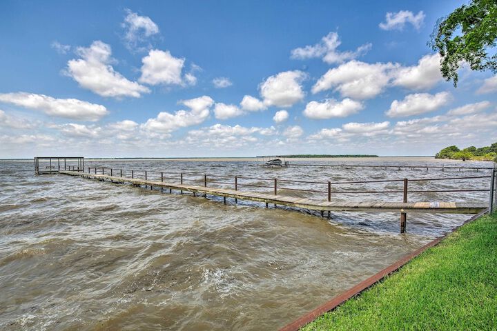 Cedar Creek Lake Access: Retreat w / Deck