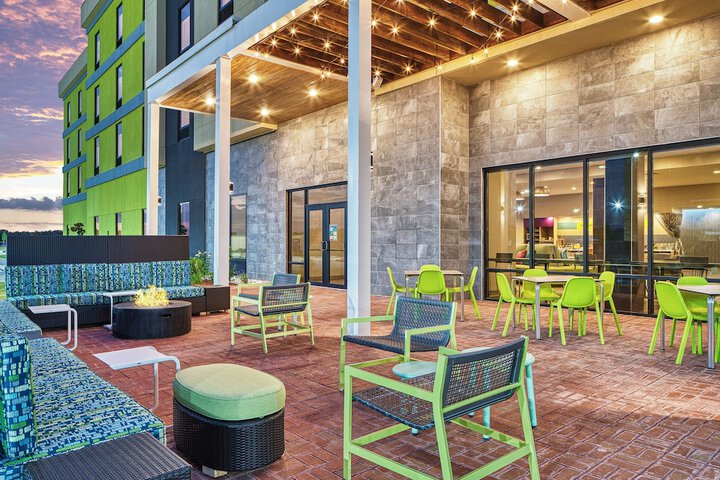 Hotel Exterior 34 of 35