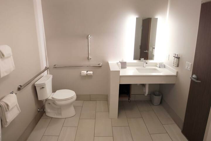 Holiday Inn Express & Suites Eau Claire West I-94 by IHG