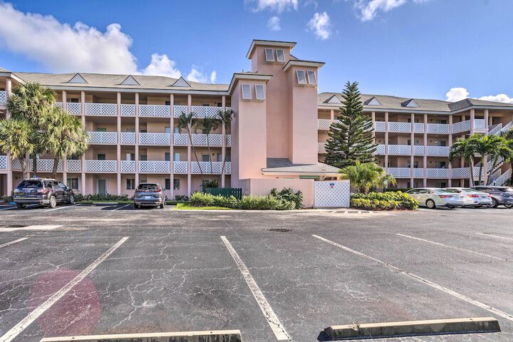 Jupiter Bay Condo w / Pool Half Mile to Beach!