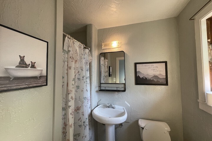 Room 28 of 35