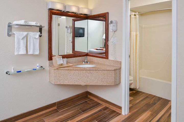 Room 15 of 40