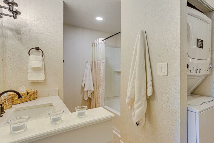 1 Mi to Dtwn: Condo w / Pool Access in Castle Rock