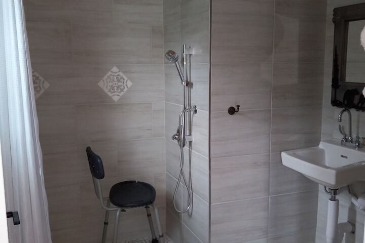 Room 19 of 83
