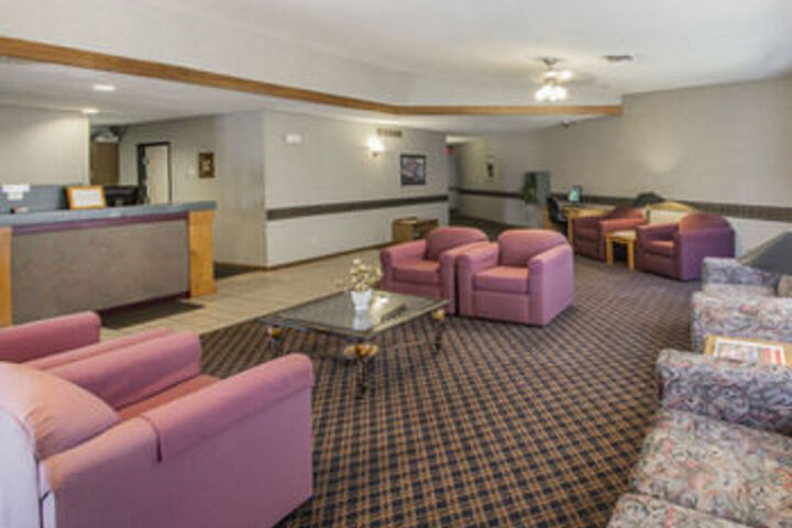 Econo Lodge Inn & Suites