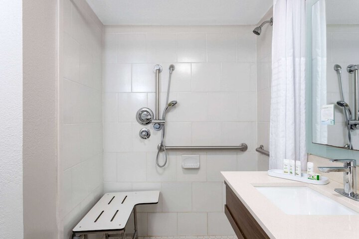 Room 8 of 28