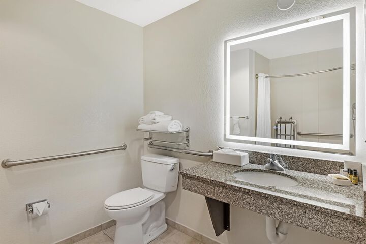 Best Western Plus Chain of Lakes Inn & Suites