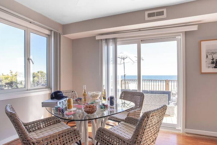 Lighthouse by Avantstay Beachfront View Home w / Pool Table & Ping Pong