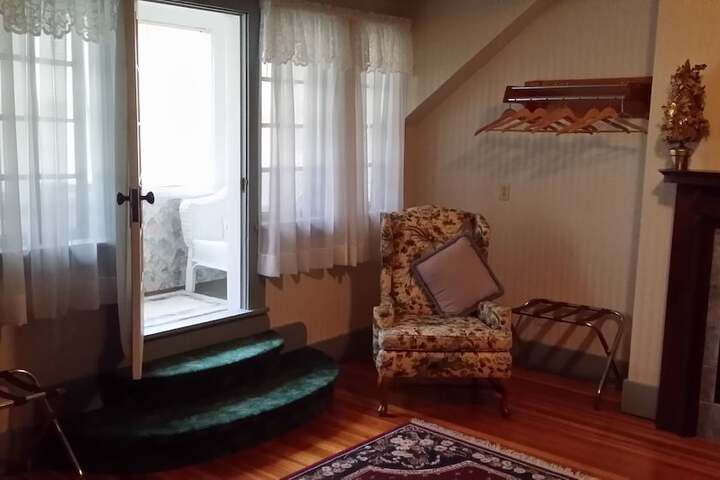 Chestnut Charm Bed & Breakfast