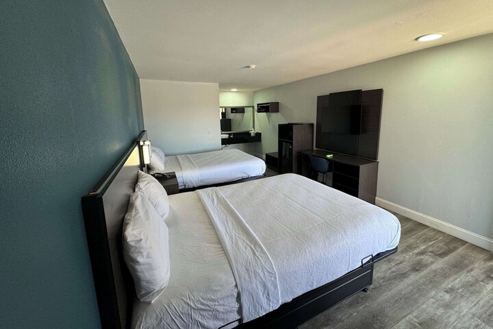 Room 7 of 13