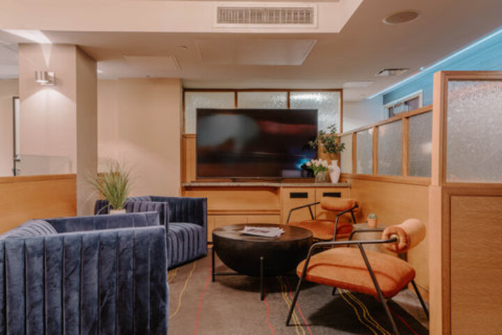 Lounge 102 of 125