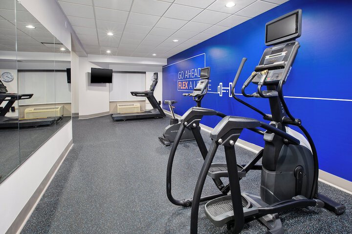 Holiday Inn Express & Suites Milwaukee Nw Park Place by IHG