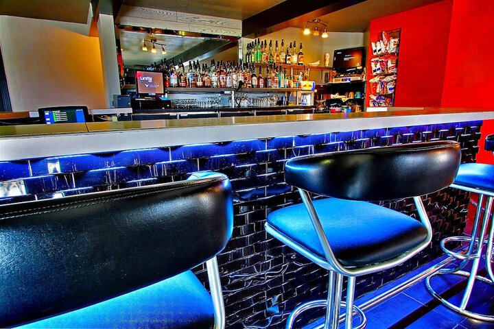 Lounge 27 of 36