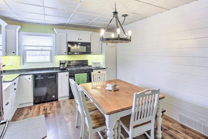 Green Lake Vacation Home w / Screened Porch!