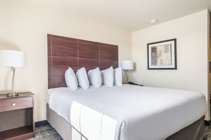 Cobblestone Hotel & Suites - Newport