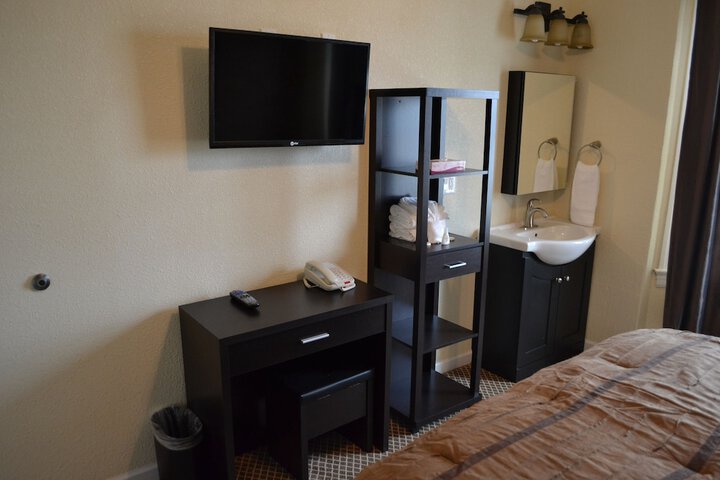 Room 13 of 37