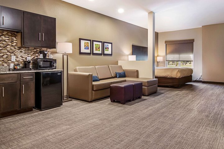 Comfort Suites Wooster near University Campus