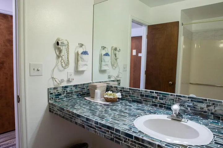 Riverwood Inn Hotel Deluxe King Suite