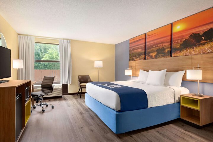 Days Inn & Suites by Wyndham Merrillville