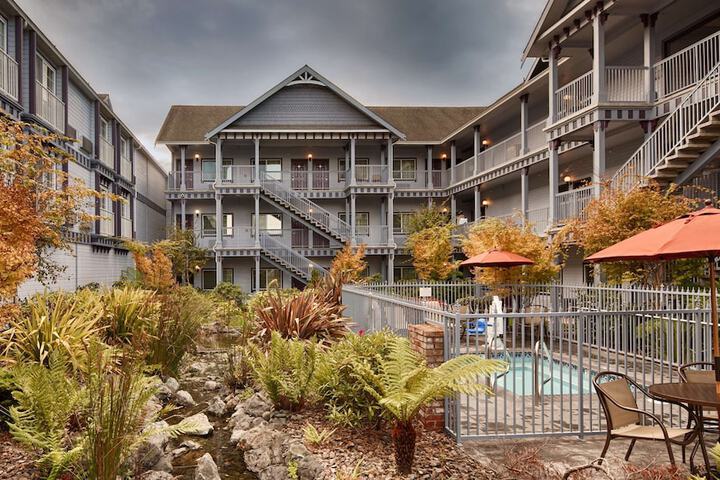 Best Western Plus Bayshore Inn