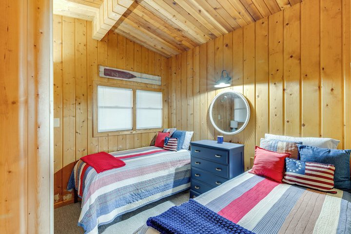 Bayfront Retreat w / Private Beach in Birch Bay