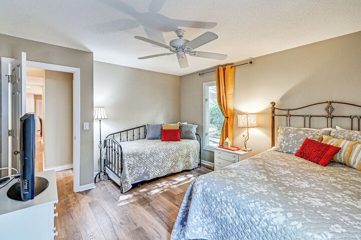 Charming Pinehurst Getaway w / Golf Course View!