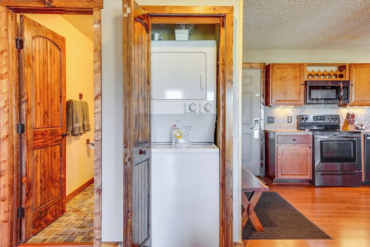 Ski-in / ski-out Granby Ranch Escape With Balcony!