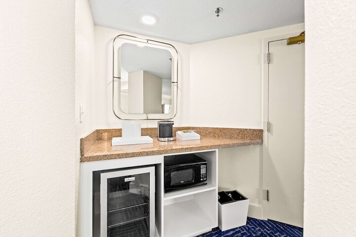 Room 73 of 172