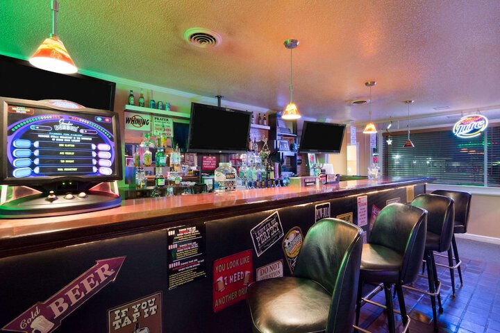 Lounge 49 of 53
