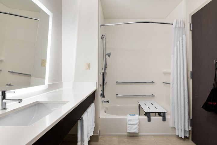 Holiday Inn Express & Suites Lakeland South by IHG