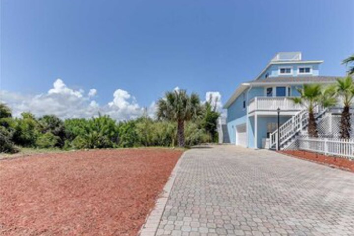 Sea Forever Upper Level 3 Bedrooms, Ocean Views, Sleeps 10