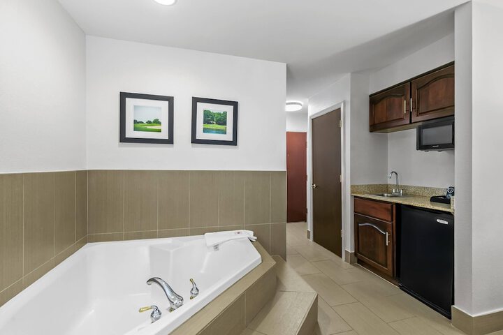 Comfort Inn & Suites Greenwood near University